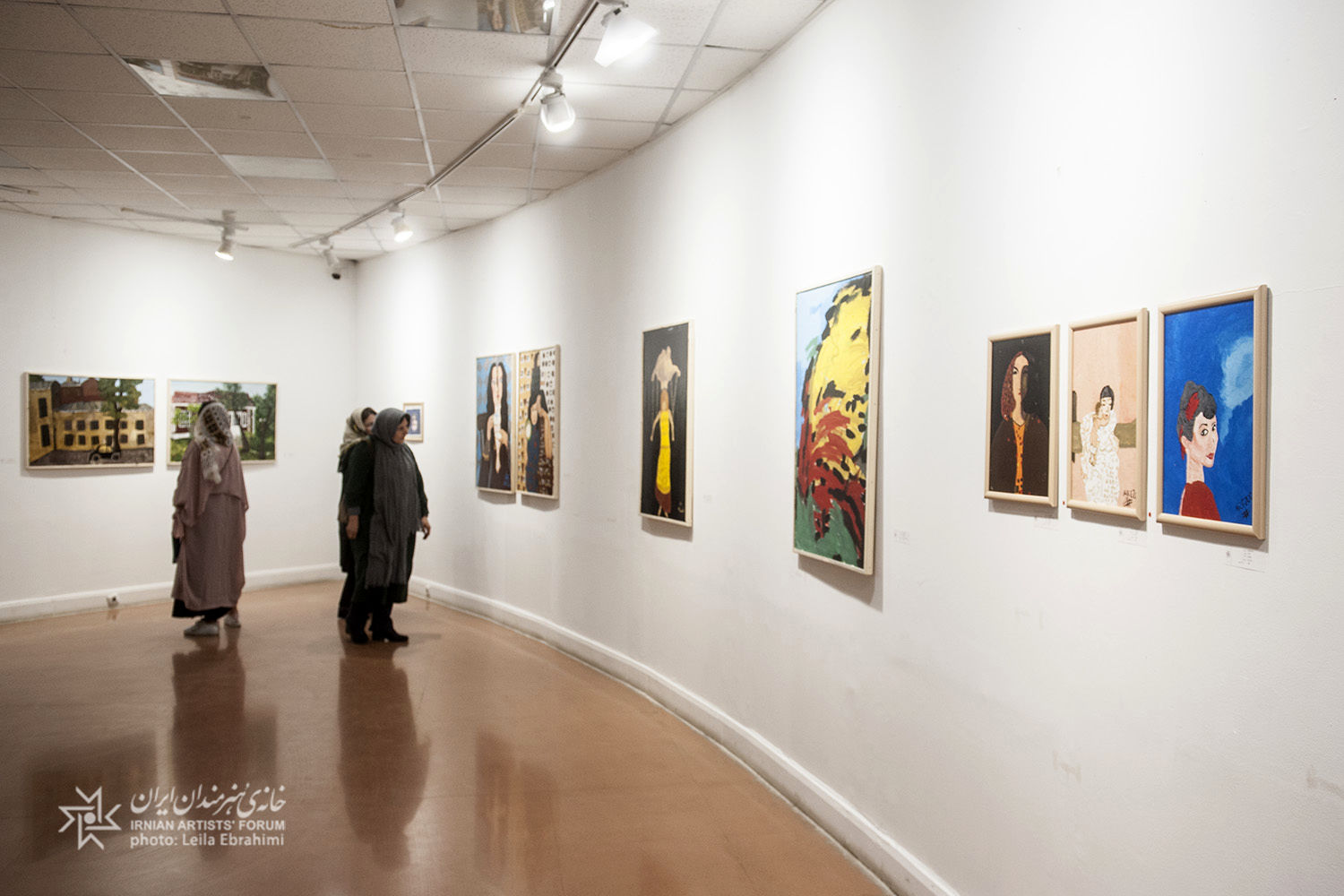 نگاهی به نمایشگاه نقاشی بازتاب ها؛ حسرت های فروخورده زنان مبتلا به بیماری اعصاب و روان